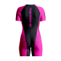 WIZUALIZACJA KOMBINEZON DAMSKI KRÓTKI MAYWEAR NEONOWY RÓŻOWY TYŁ.png
