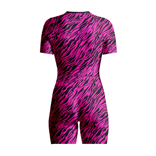 WIZUALIZACJA KOMBINEZON DAMSKI KRÓTKI ZEBRA 2 NEONOWY RÓŻOWY TYŁ.png